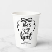 Black Bow She's Tying the Knot Bridal Shower Pappbecher (Rückseite)