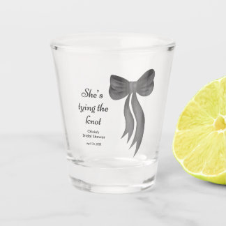 Black Bow She's Tying the Knot Bridal Shower Schnapsglas