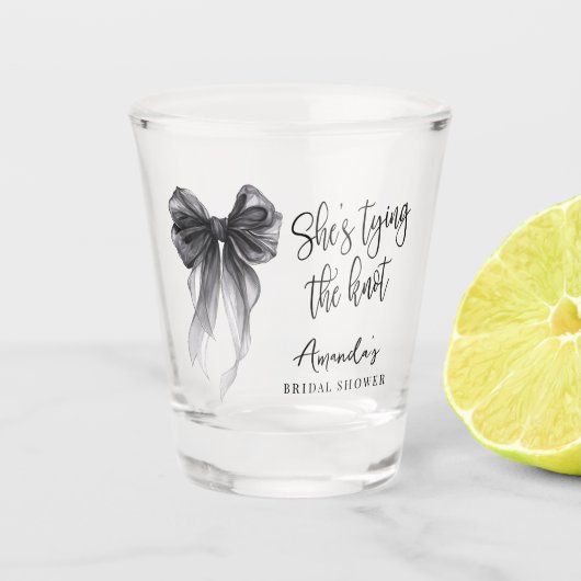 Black Bow She's tying the knot Bridal Shower Schnapsglas (Vorderseite)