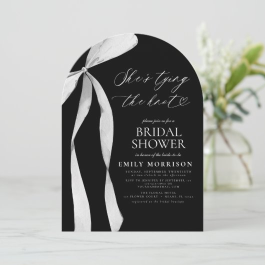 Black Bow Sie bindet das Brautparty des Knotens Einladung (Stehend Vorderseite)