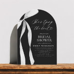 Black Bow Sie bindet das Brautparty des Knotens Einladung<br><div class="desc">Feiern Sie die zukünftige Braut mit einer bezaubernden "Bow, She's Tying the Knot" Brautdusche-Einladung. Dieses reizvolle Design besticht durch ein spielerisches Bugmotiv, das die kommende Hochzeit auf unterhaltsame und elegante Weise symbolisiert. Mit sanften, romantischen Farben und stilvoller Typografie Set die Einladung den Ton für eine fröhliche Feier voller Liebe und...</div>