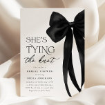 Black Bow Sie bindet das Brautparty des Knotens Einladung<br><div class="desc">Feiern Sie die zukünftige Braut mit dieser eleganten Brautdusche "She's Tying the Knot". Mit einem schicken schwarzen Bogen strahlt diese Einladung Charme und Eleganz aus.</div>