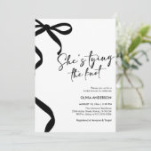 Black Bow Sie bindet das Brautparty des Knotens Einladung (Stehend Vorderseite)