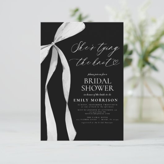 Black Bow Sie bindet das Brautparty des Knotens Einladung (Stehend Vorderseite)