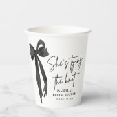 Black Bow Sie bindet das Brautparty des Knotens Pappbecher (Vorderseite)