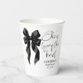 Black Bow Sie bindet das Brautparty des Knotens Pappbecher (Rückseite)