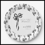 Black Bow Sie bindet das Brautparty des Knotens Pappteller<br><div class="desc">Set den Ton für ein mühelos elegantes Brautparty mit diesen Black Bow Sie's Tying The Knot Papier Teller. Dieses Design mit einem zarten Aquarellbogenmotiv in sanften schwarzen Farbtönen verleiht Ihrem Fest einen raffinierten Charme. Diese Teller sind perfekt geeignet für süße Leckereien, hors d'oeuvres oder einen Brunch-Brunch-Spread, der den Stil und...</div>