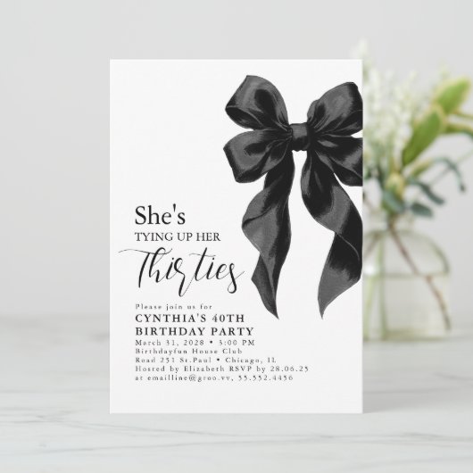 Black Bow Tying Up Her Thirties 40Th Birthday Einladung (Stehend Vorderseite)