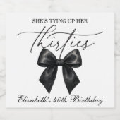 Black Bow Tying Up Her Thirties 40th Birthday Schaumweinetikett (Einzelnes Label)