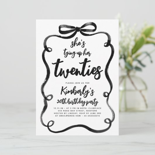 Black Bow Tying Up Her Twenties 30Th Birthday Einladung (Stehend Vorderseite)