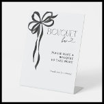 Black Bow Watercolor Brautparty Bouquet Bar Sockelschild<br><div class="desc">Ein Brautparty sollte so elegant wie unvergesslich sein. Dieses Bouquet-Bar-Schild lädt die Gäste dazu ein, ein Stück der Feier mit der Zuhause zu begehen, indem sie ihr eigenes Blumengesteck kreieren. Mit seinem feinen, handbemalten schwarzen Band und seiner raffinierten Typografie verleiht dieses Stück eine mühelose Touch der Eleganz, die das Erlebnis...</div>