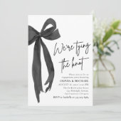 Black Bow Wir binden die Knot Engagement Party Einladung (Stehend Vorderseite)