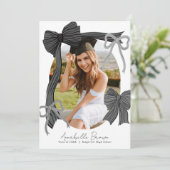Black Bows Photo Message Graduation Announcement Einladung (Stehend Vorderseite)