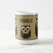 Black Brown Folk Art Owl Individuelle Name Kaffeetasse (Mittel)