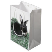 Black Bunny Kaninchen Weihnachten Mittlere Geschenktüte (Vorderseite Schrägansicht)