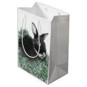 Black Bunny Kaninchen Weihnachten Mittlere Geschenktüte (Rückseite Schrägansicht)