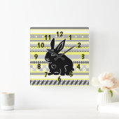 Black Bunny Silhouette on Yellow Gray Pattern Spie Quadratische Wanduhr (Zuhause)