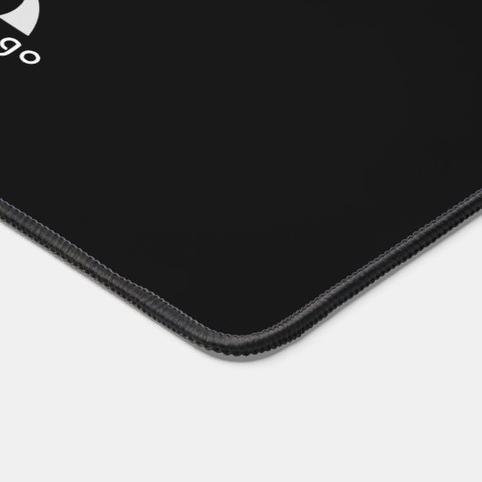 Black Business Logo Company Marke Minimal Einfach Schreibtischunterlage (Ecke)