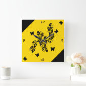Black Butterfly on Yellow Quadratische Wanduhr (Zuhause)