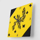 Black Butterfly on Yellow Quadratische Wanduhr (Winkel)