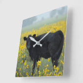 Black Calf in a Field of Sunflowers Quadratische Wanduhr (Winkel)