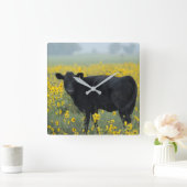 Black Calf in a Field of Sunflowers Quadratische Wanduhr (Zuhause)
