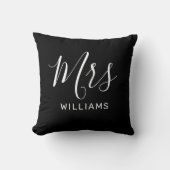 Black Calligraphy Newlywed Bride Mrs. Pillow Kissen (Vorderseite)