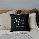 Black Calligraphy Newlywed Bride Mrs. Pillow Kissen<br><div class="desc">Ein perfektes Brautparty- oder Hochzeitsgeschenk. Dieses schöne Kissen-Cover zeichnet sich durch einen eleganten und stilvollen Kalligrafietext aus,  in dem "Mrs." und unten editierbarer Nachname-Text stehen.</div>