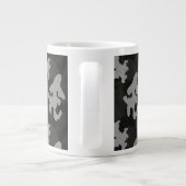 Black Camouflage Pattern Jumbo-Tasse (Rückseite)