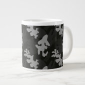 Black Camouflage Pattern Jumbo-Tasse (Vorderseite Rechts)