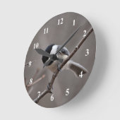 Black Capped Chickadee Runde Wanduhr (Winkel)