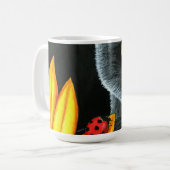 Black Cat 510 ladybug-gelbe Blume Kaffeetasse (Vorderseite Links)