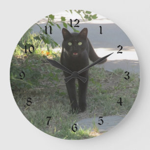 Black Cat in a Garden Große Wanduhr