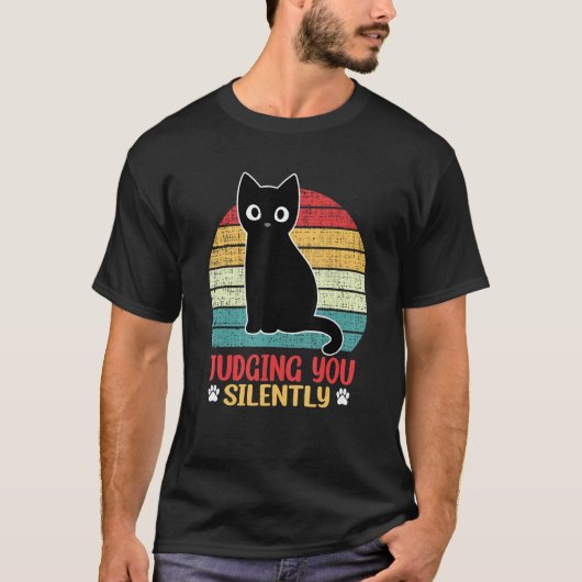 Black Cat Judging You Silently Sarcastic Retro T-Shirt (Vorderseite)