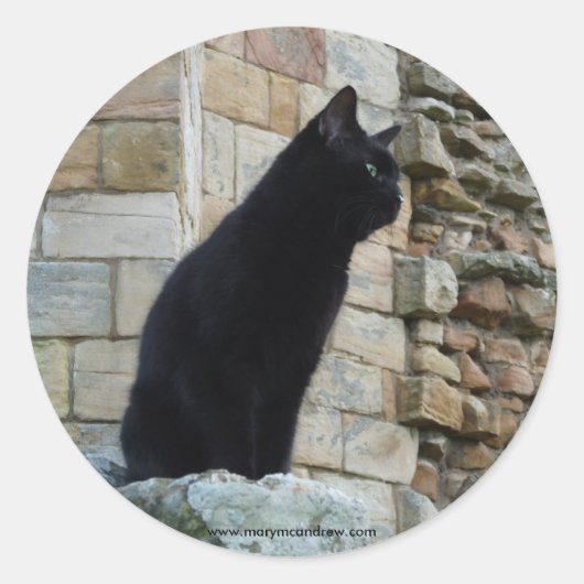 "Black Cat on a Castle Wall" (2) Runder Aufkleber (Vorderseite)