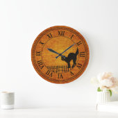Black Cat on Fence with Orange Chenille Große Wanduhr (Zuhause)