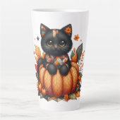 Black Cat on Pumpkin mit Herbst Quilt Muster Milchtasse (Vorderseite)