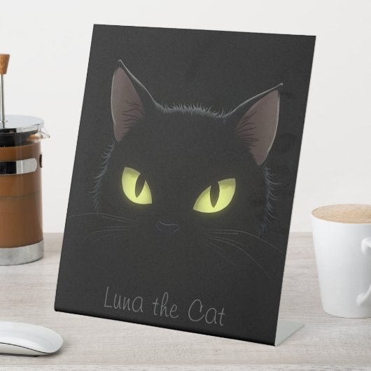Black Cat Pedestal Sign - (dunkler Hintergrund) Sockelschild (In Situ)