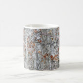 Black Cat Sitting Outdoors Kaffeetasse (Mittel)