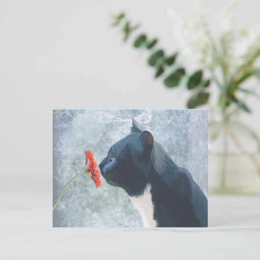 Black Cat Sniffing Blume Postkarte (Stehend Vorderseite)