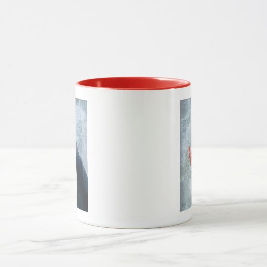 Black Cat Sniffing Blume Tasse (Zentrum)