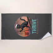 Black Cat Sunset: Eine Reise zu THRIVE Strandtuch (Vorderseite)