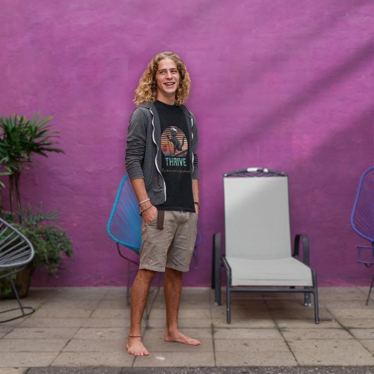 Black Cat Sunset: Eine Reise zu THRIVE T-Shirt