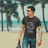 Black Cat Sunset: Eine Reise zum THRIVE-T - Shirt