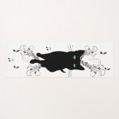 Black Cat Surrounded by Whispering Notes of Music Yogamatte (Vorderseite (Horizontal))