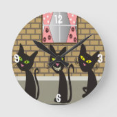 Black Cats Whimsical Clock Runde Wanduhr (Vorderseite)