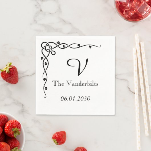Black Celtic Knot Corner Vine Monogram Wedding Serviette (Beispiel)