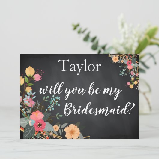 Black Chalk Board Floral Werden Sie meine Bridesma Einladung (Stehend Vorderseite)