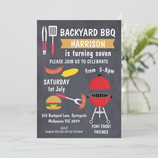 Black Chalkboard Backyard GRILLEN Einladung Geburt (Stehend Vorderseite)