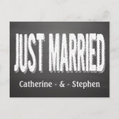 Black Chalkboard Just Married Wedding Ankündigung (Vorderseite)